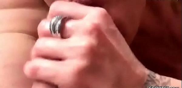 Geile MILF braucht Sex und laedt sich 3 Junge Typen ein